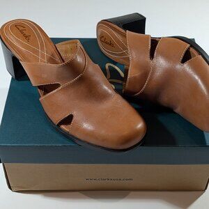 Clarks Heels Women's 8.5 Mules Block Heels Tan Leather Slip On